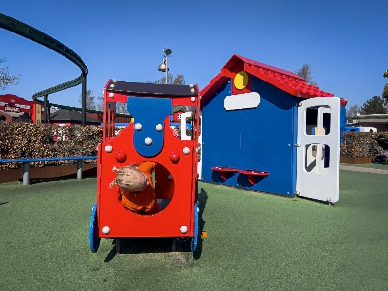 Spelen in het autotje in Duplo land