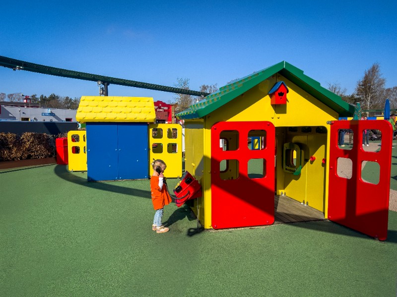 Spelen bij de Duplo huisjes