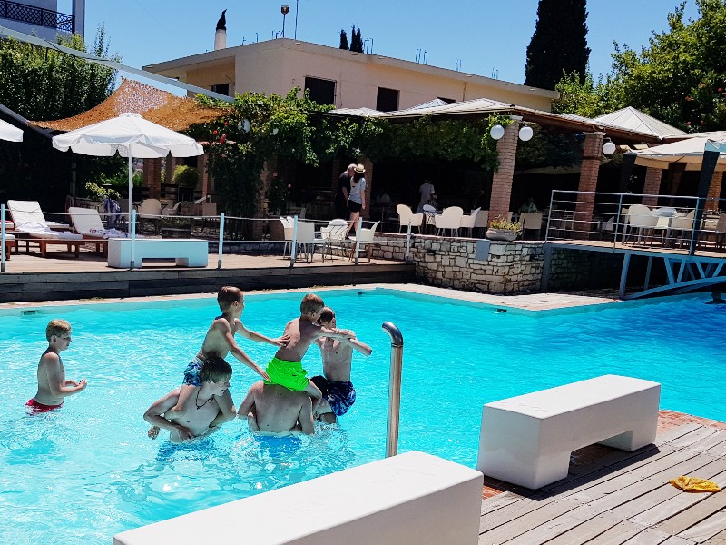 Lekker spelen in het zwembad bij ons hotel in Olympia