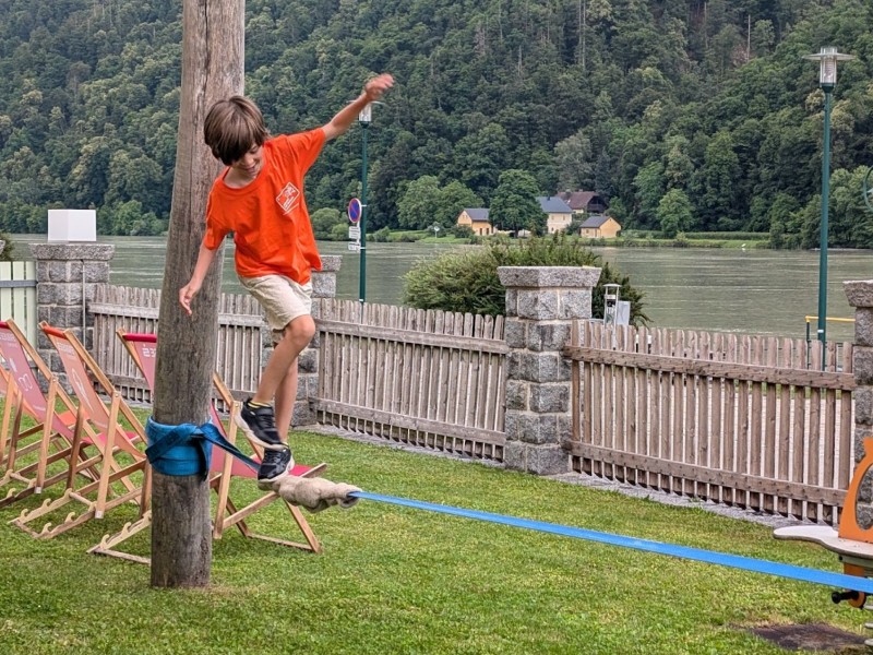 De zoon van Kim tijdens hun vakantie in Opper-Oostenrijk, hier bij Hotel Wesenufer langs de Donau