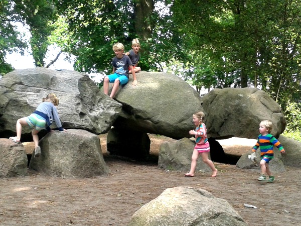 Spelen rond een hunebed in Drenthe