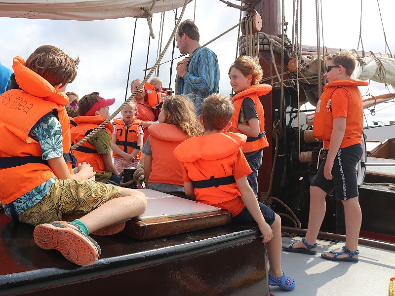 Alle aandacht voor matroos Derk