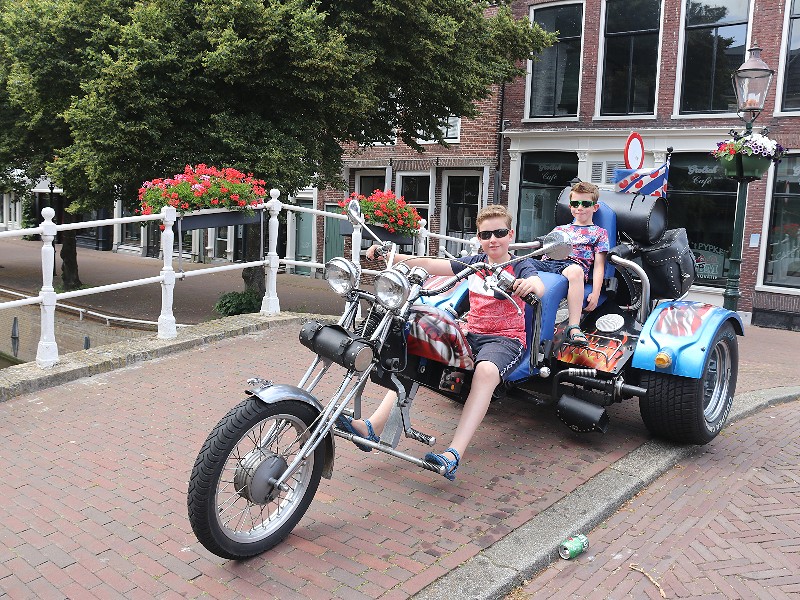 Hier mochten de jongens zomaar even op zitten van de eigenaar!