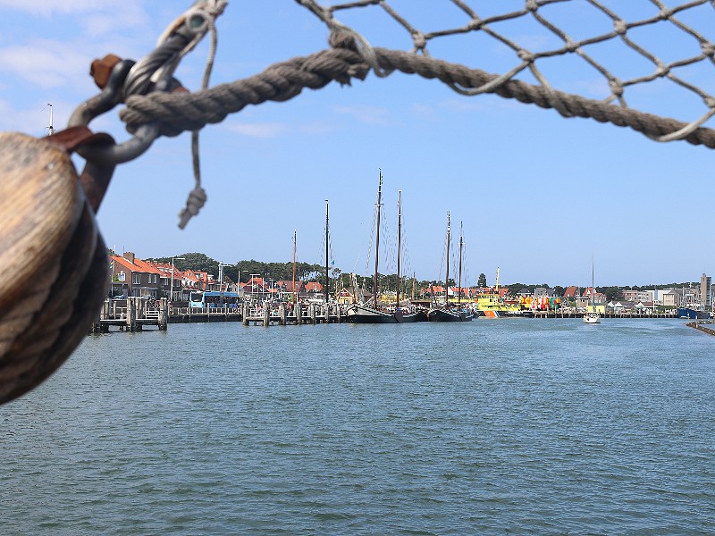 Leuk doorkijkje op de haven van Terschelling....