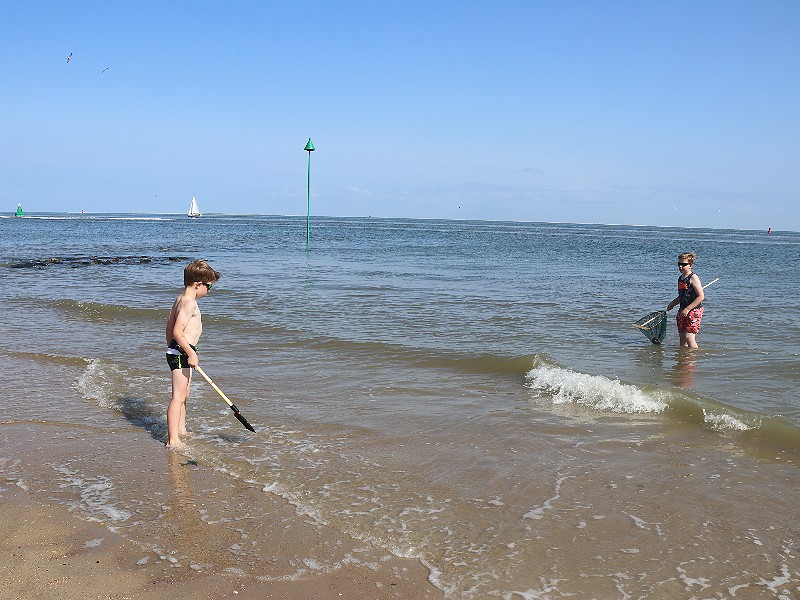 En ook hier weer krabben vangen op het strand van Vlieland