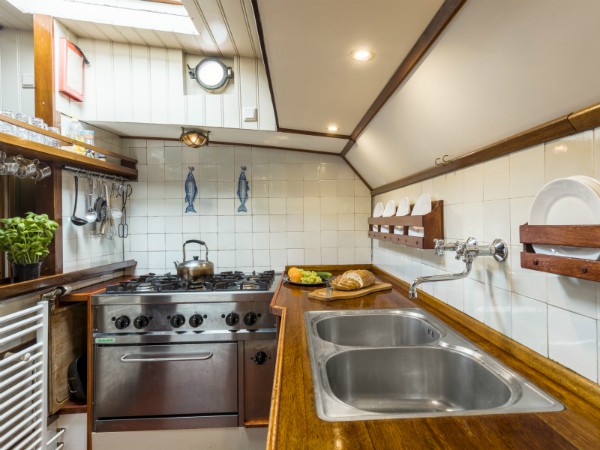 De keuken aan boord van de Spes Mea is compleet uitgerust
