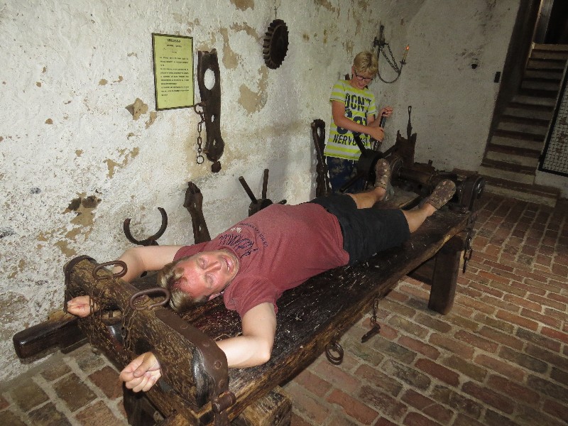 Zeb martelt zijn vader in Burg Ronneburg