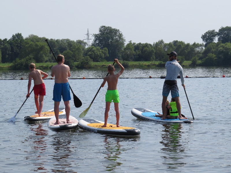 De mannen krijgen SUP-instructies