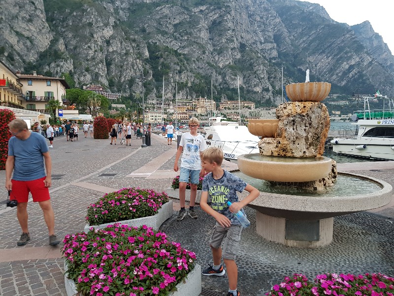 Spetteren bij een fontein in Limone sul Garda