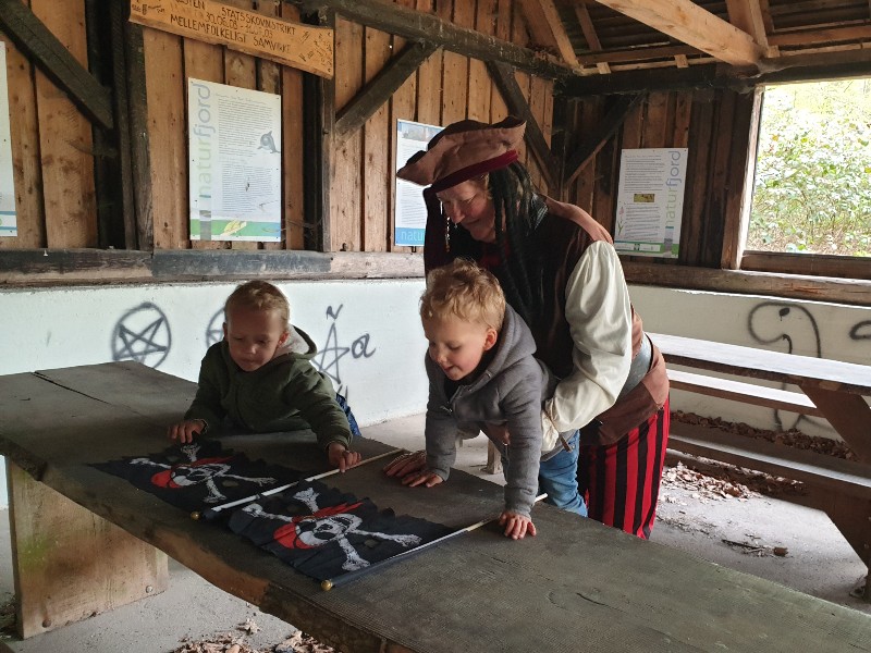 De jongens krijgen een mooie piratenvlag!