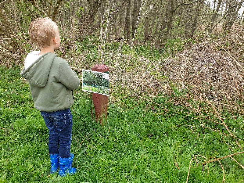 De aanwijzingen worden aandachtig bekeken