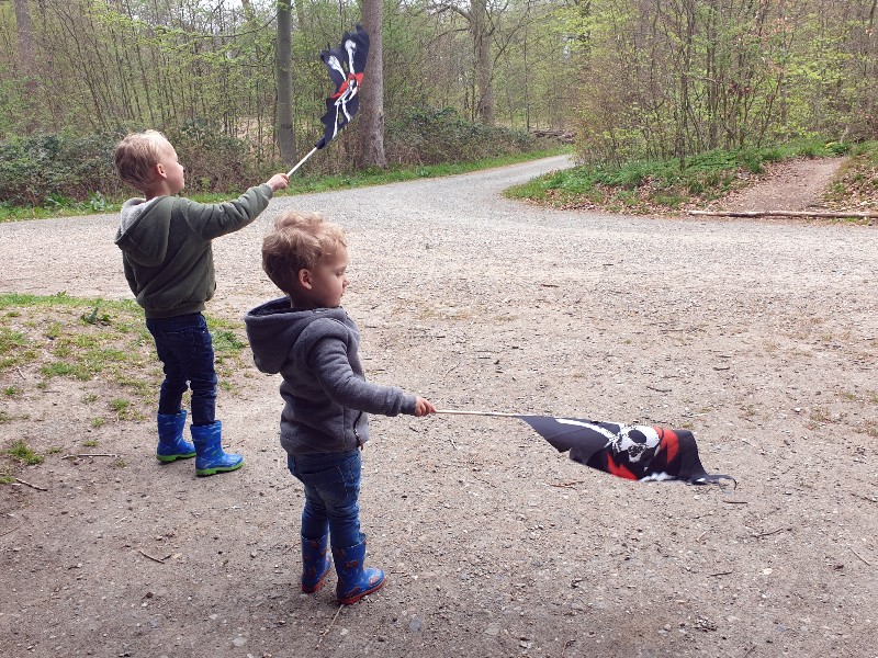 Als echte piraten zwaaien met de vlag!