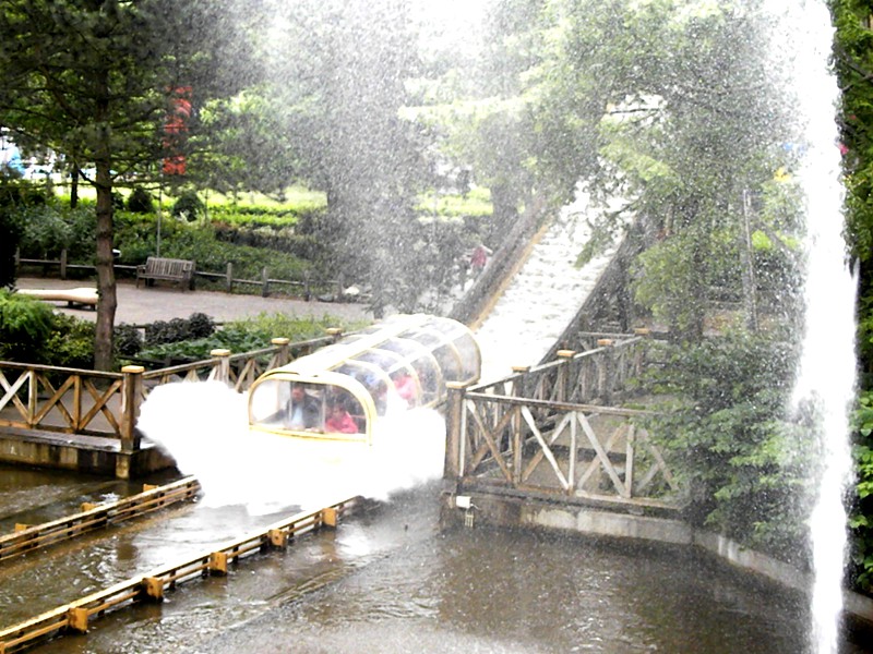 Het bootje van de Splash landt in het water