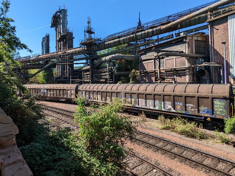 Het goederenspoor, de fabriek en de natuur bij de Völklinger Hütte