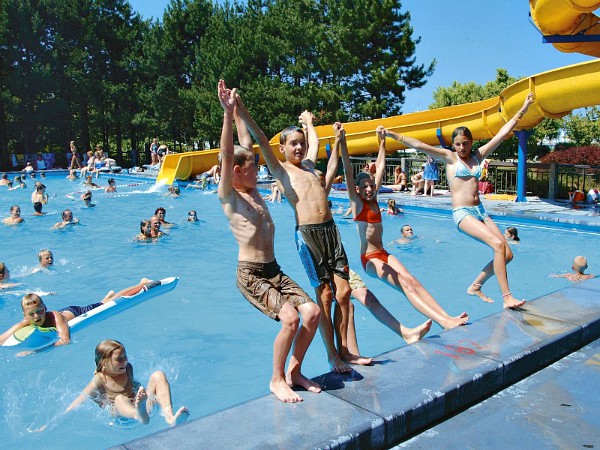 Kids vallen achteruit in het zwembad