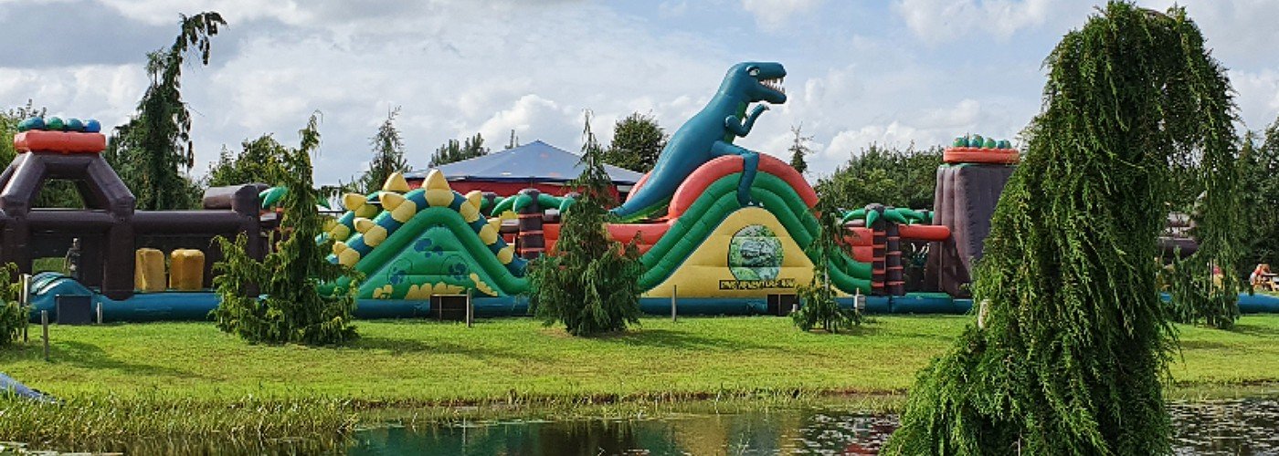 Springkussens in dinostijl op landgoed Tenaxx in Groningen