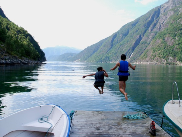 Een sprong in het water van de Osa Fjord