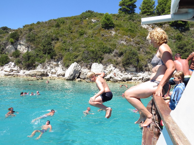 Een sprong van de boot bij Paxos