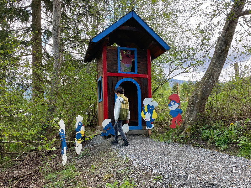 De smurfen in het sprookjesraadselbos