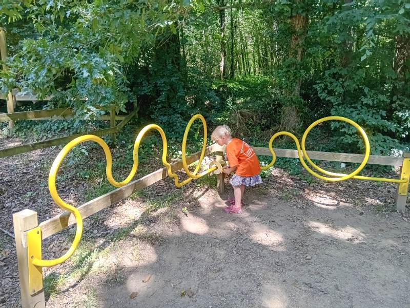De jongste speelt een spelletje in het sprookjesbos