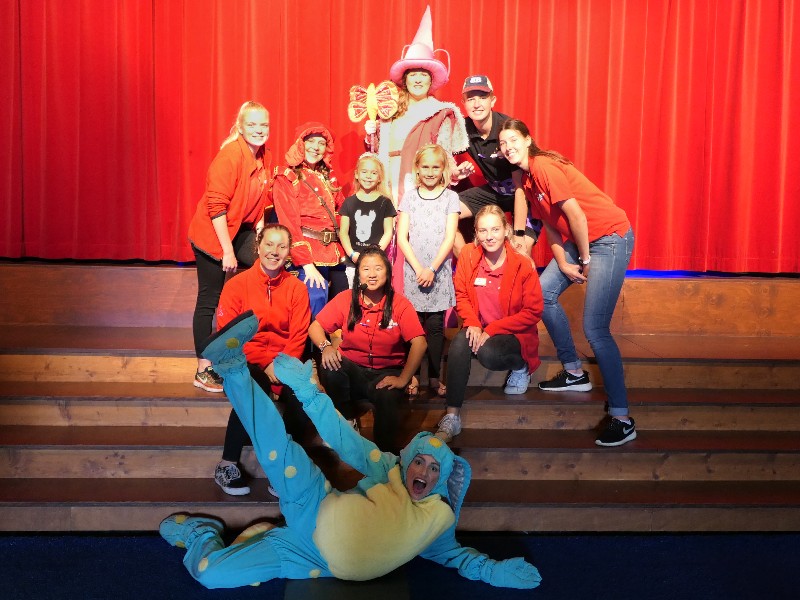 Sanne en Emma poseren met het Animatieteam van de Sprookjescamping