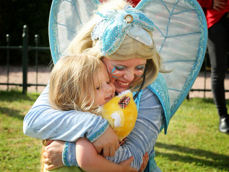 Kindje knuffelt met Wanda de Waterelf.