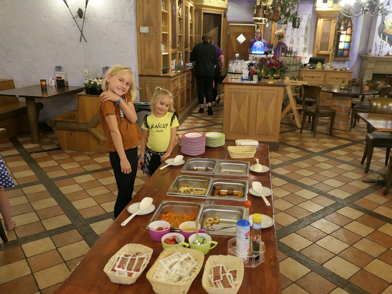 Emma en Sanne bij het kinderbuffet