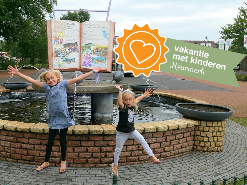 De meiden van Bianca bij het sprookjesboek van de Sprookjescamping met het Vakantie met Kinderen keurmerk