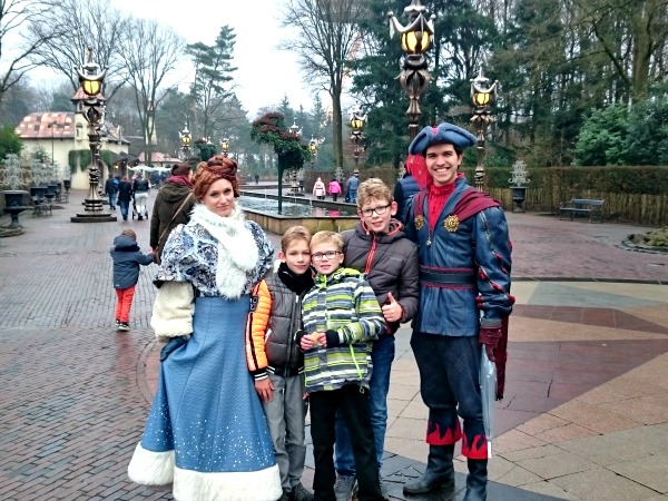 Poseren met sprookjesfiguren in de Efteling