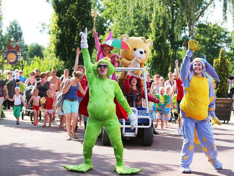 De parade bij Capfun de Sprookjescamping