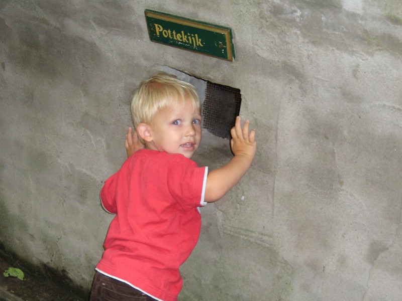 Tycho bij de pottekijk in Sprookjeswonderland