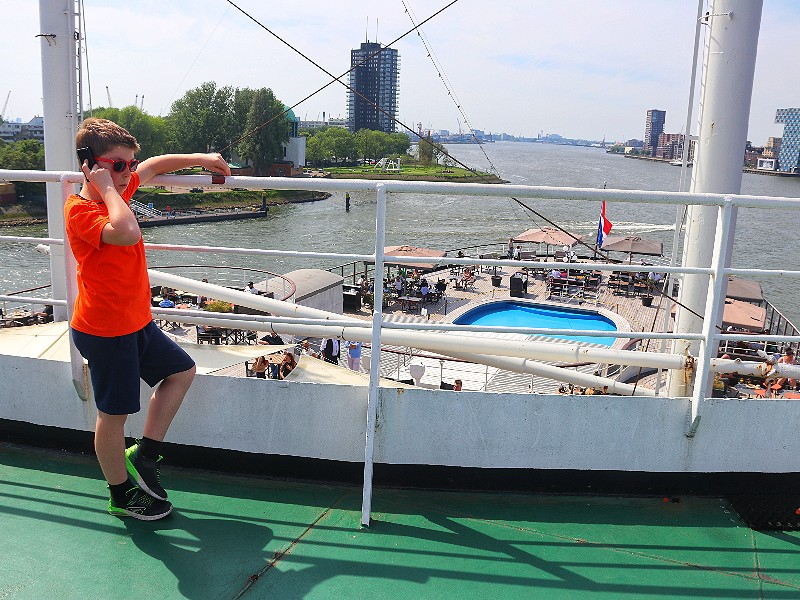 Aandachtig luisteren naar de audiofoon met kindertour