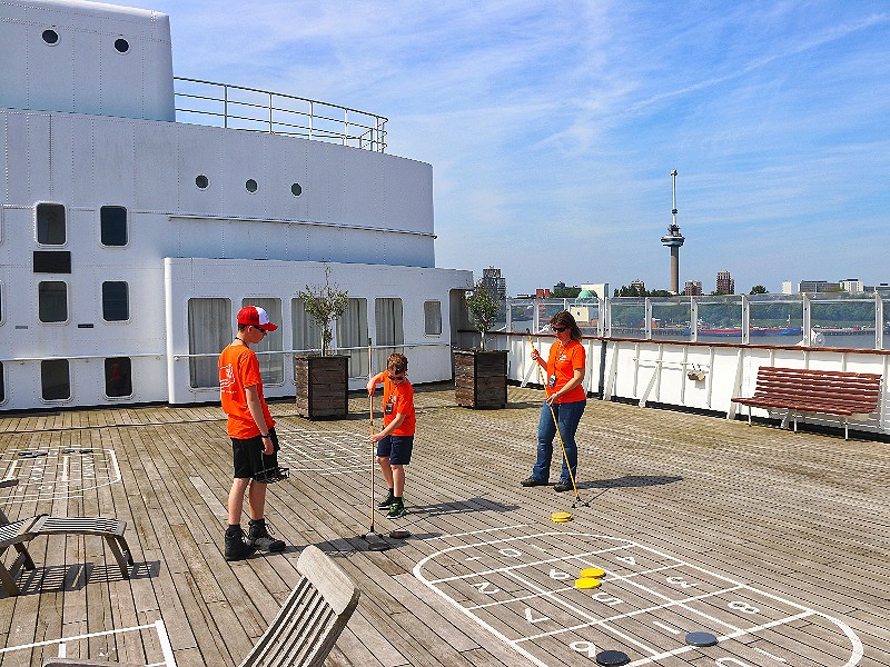 Een partijtje shuffleboard spelen aan dek