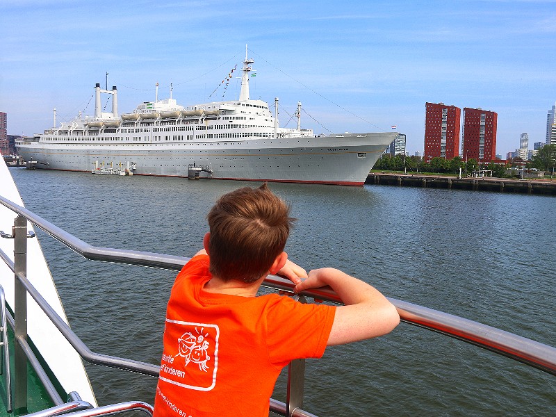 Het ss Rotterdam gezien vanaf de Spido Havenrondvaart