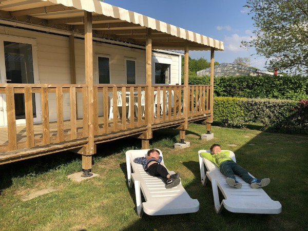 Even chillen op de ligbedden bij de stacaravan