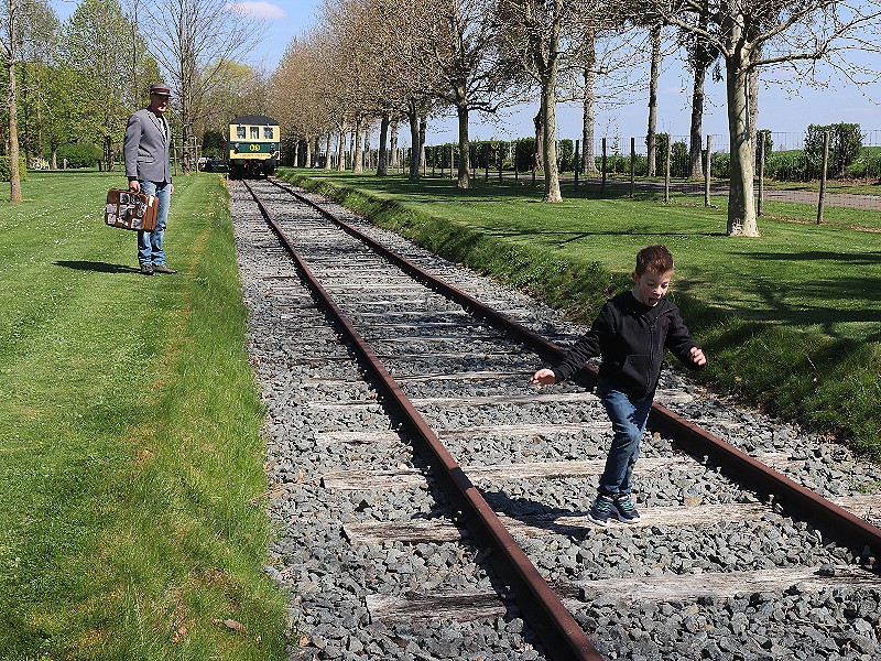 Bij Station Racour mag je wèl over het spoor lopen!