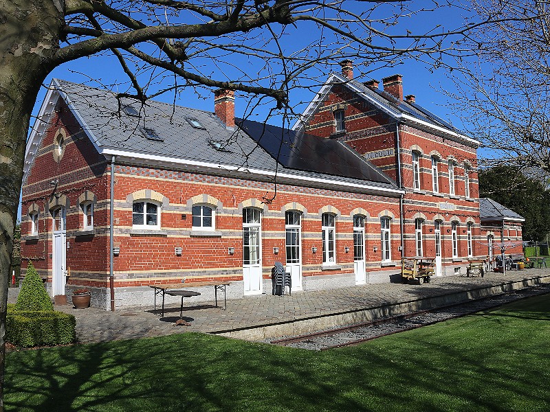 Het prachtige oude stationsgebouw van Station Racour