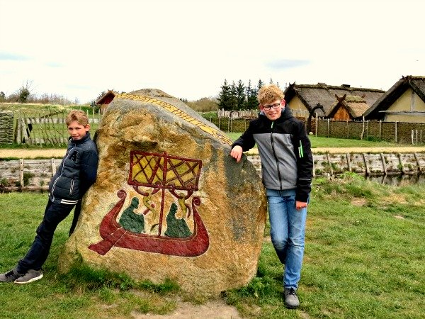 Zeb en Tycho bij de grote steen in Bork Vikingehavn