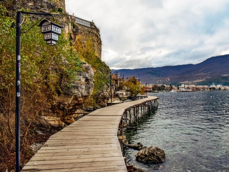 Een mooi steigerpad terug naar het plein