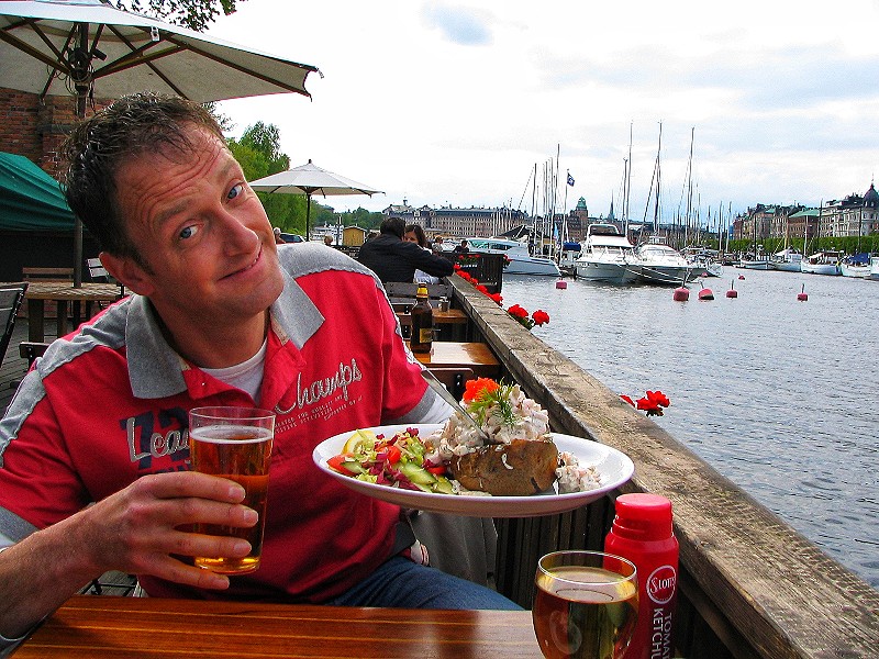 Genieten van een lekkere lunch op een gezellig terrasje aan het water