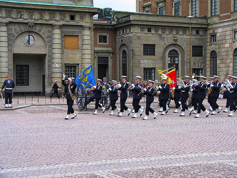 Leuk om mee te maken: de wisseling van de wacht bij het koninklijk paleis!