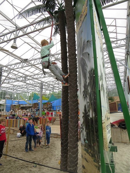 Tycho beklimt de boom bij de Happy Fun Beach