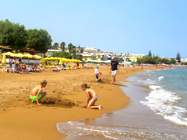 Het strand van Agia Marina bij Chania