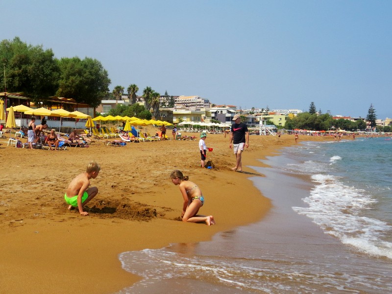 Heerlijk spelen op het strand van Kreta