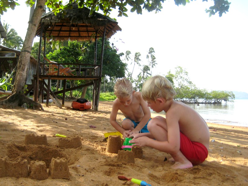 Heerlijk spelen bij het rustige strand aan de Oostkust van Koh Chang