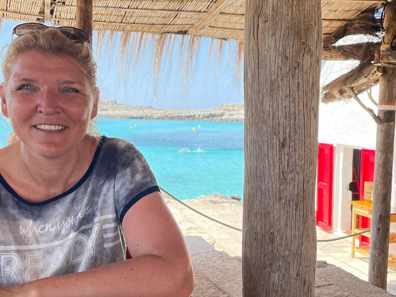 Sabine in het eettentje op het strand van Binibeca op Menorca