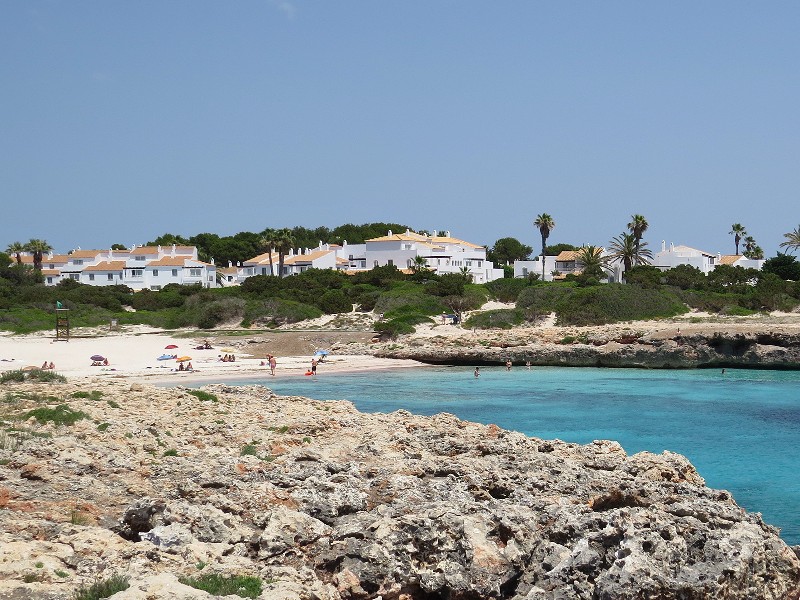 De baai en het strand bij Cala n Bosch