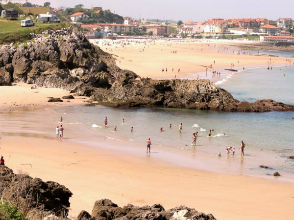 Het strand van Comillas in Cantabrië