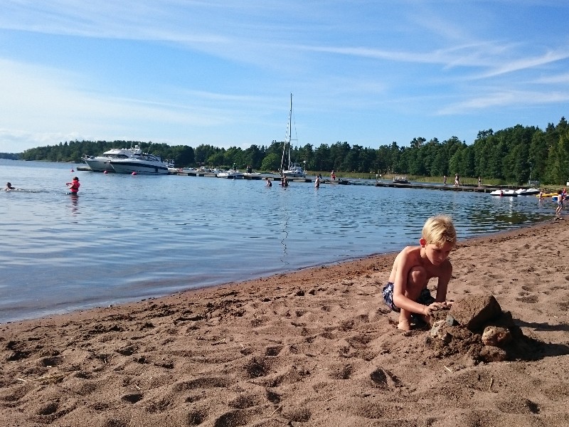 Tycho bouwt een stenen-kasteel op het strand