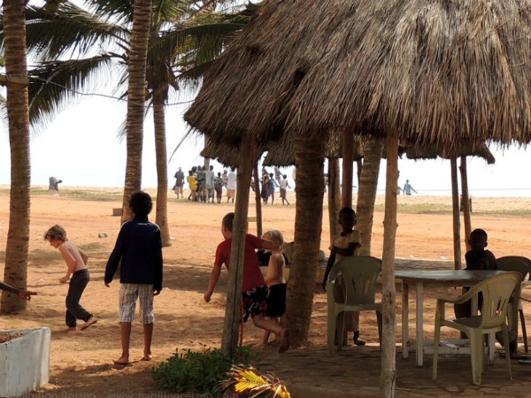 Spelende kinderen in Togo, Afrika